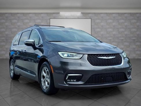 Used 2023 Chrysler Pacifica Limited FWD image 1