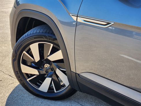 Used 2025 Volkswagen Atlas Cross Sport SE image 17