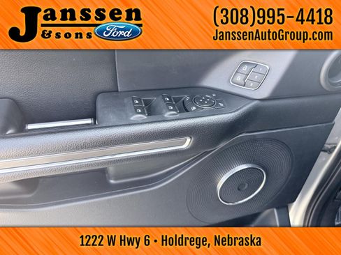 Used 2020 Ford Expedition XLT w/ Equipment Group 202A AWD/4WD image 18