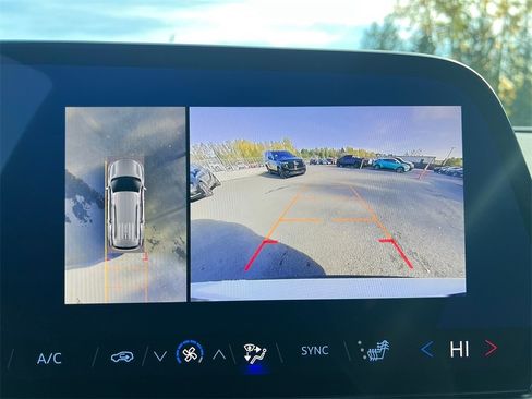 Used 2024 Chevrolet Traverse LT image 25