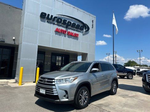 Used 2018 Toyota Highlander XLE image 2