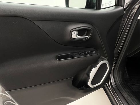 Used 2018 Jeep Renegade Latitude w/ Cold Weather Group image 25