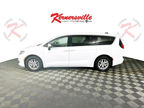 Used 2023 Chrysler Voyager LX image 4