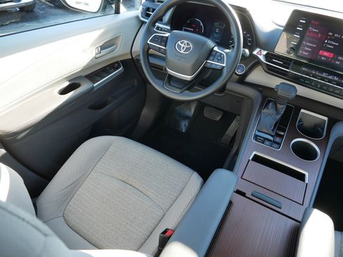 Used 2021 Toyota Sienna LE image 9