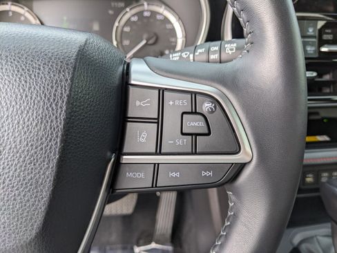 Used 2024 Toyota Highlander LE image 31