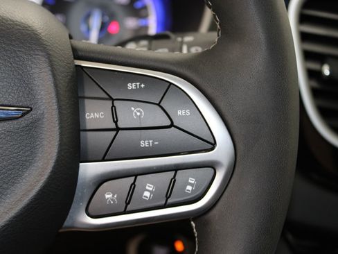 Used 2025 Chrysler Pacifica Select FWD image 39