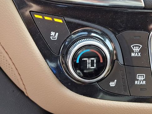 Used 2022 Chevrolet Equinox Premier image 24