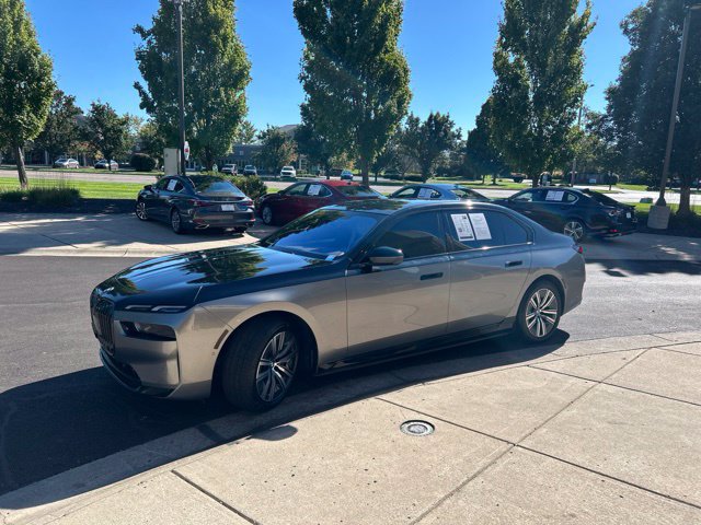 Used 2023 BMW i7 xDrive60 AWD/4WD image 3