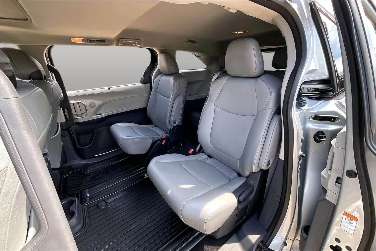 Used 2023 Toyota Sienna XLE FWD image 18