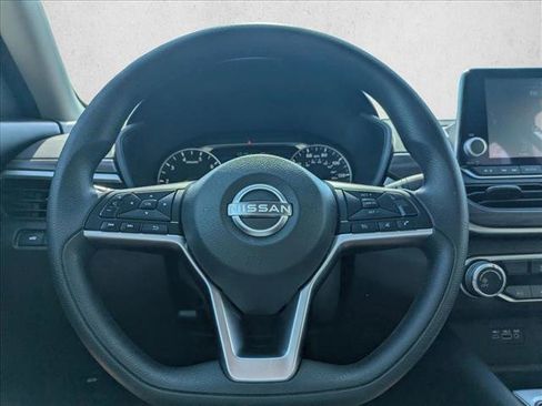 Used 2024 Nissan Altima 2.5 SV image 11