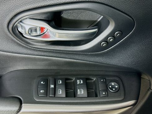 Used 2019 Jeep Cherokee Limited image 20