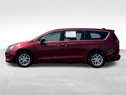 Used 2023 Chrysler Voyager LX FWD image 4