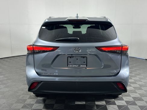 Used 2020 Toyota Highlander XLE FWD image 4