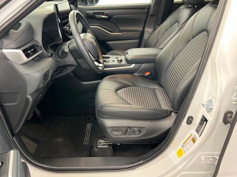 Used 2025 Toyota Highlander XSE AWD/4WD image 18