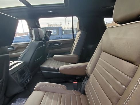 Used 2025 GMC Yukon XL Denali Ultimate w/ LPO, Floor Liner Package image 5