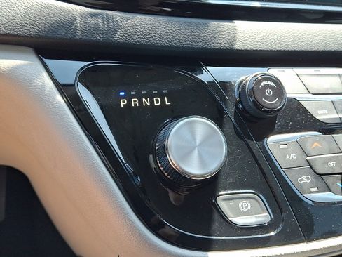 Used 2023 Chrysler Pacifica Touring-L FWD image 15