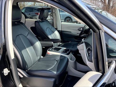 Used 2024 Chrysler Pacifica Touring-L image 10