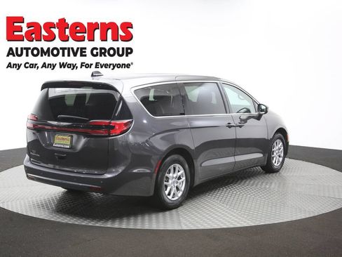 Used 2023 Chrysler Pacifica Touring-L FWD image 42