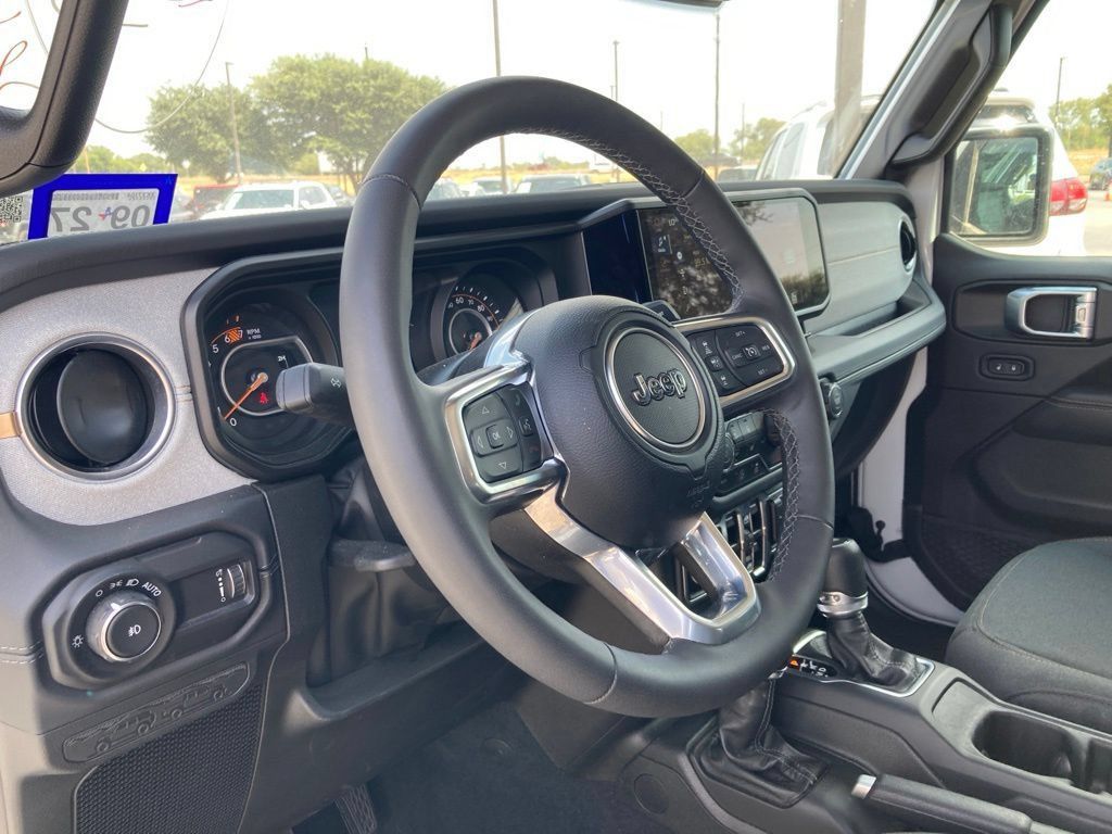 Used 2026 Jeep Wrangler Unlimited Sahara AWD/4WD image 7