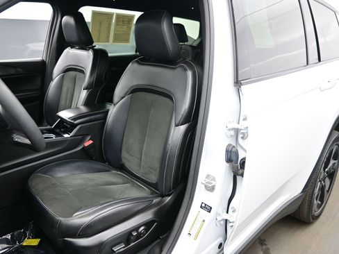 Used 2023 Jeep Grand Cherokee L Laredo AWD/4WD image 15