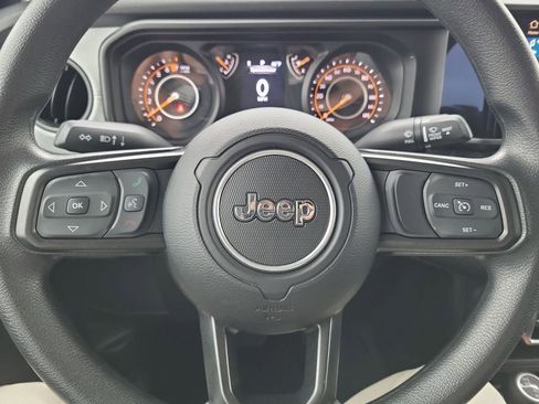 Used 2025 Jeep Gladiator Sport image 11