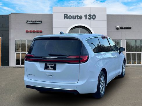 Used 2024 Chrysler Pacifica Touring-L image 4