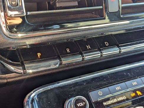 Used 2019 Lincoln Navigator L Select image 18