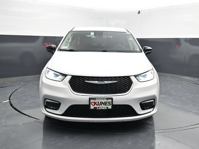 Used 2024 Chrysler Pacifica Touring-L FWD image 2