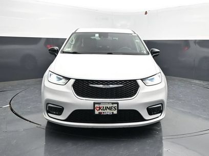 Used 2024 Chrysler Pacifica Touring-L