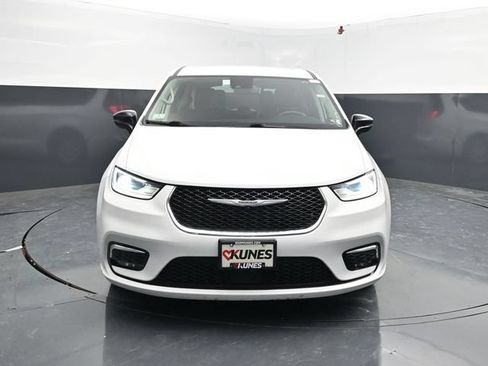 Used 2024 Chrysler Pacifica Touring-L FWD image 2