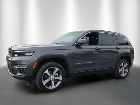 Used 2025 Jeep Grand Cherokee Limited AWD/4WD image 3