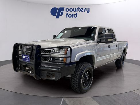 Used 2005 Chevrolet Silverado 2500 LS w/ Heavy-Duty Power Package AWD/4WD image 2