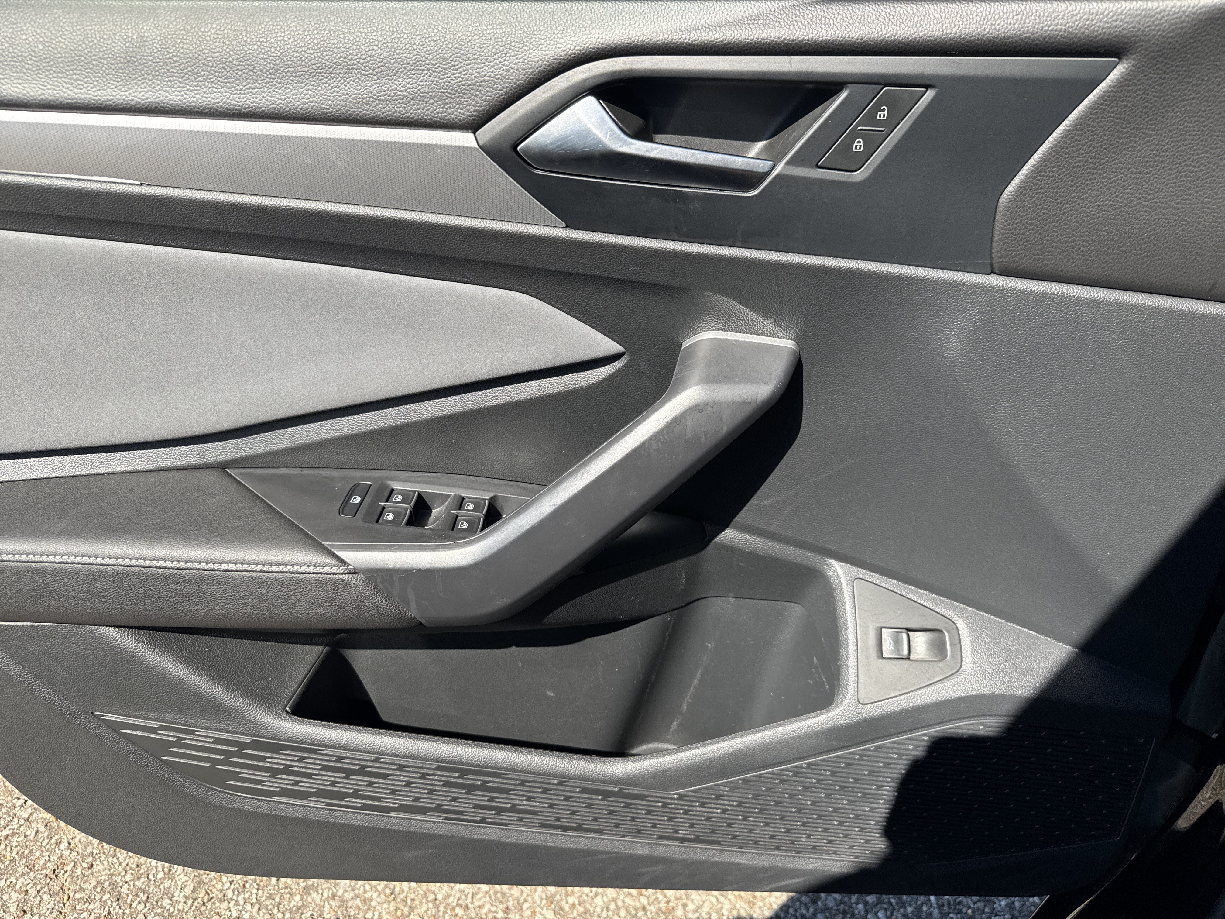Used 2025 Volkswagen Jetta SE FWD image 9