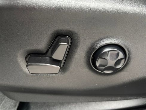 Used 2024 Chrysler Pacifica Touring image 16