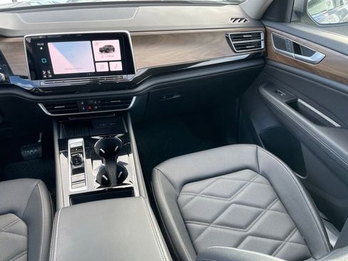 Certified 2025 Volkswagen Atlas SE w/ Black Wheel Package image 11