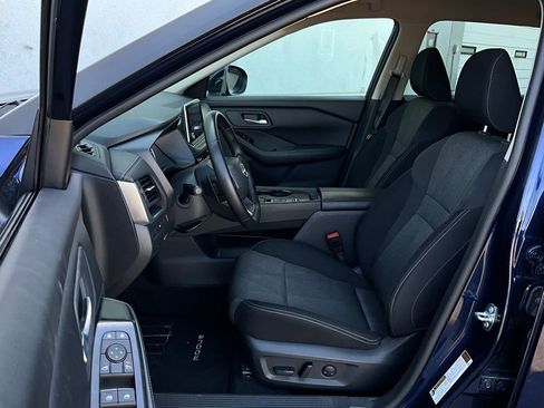 Used 2025 Nissan Rogue SV image 10