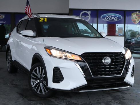 Used 2021 Nissan Kicks SV image 2
