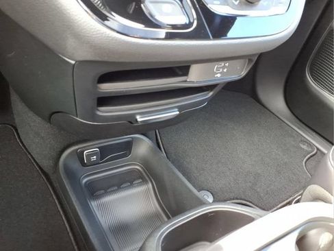New 2026 Chrysler Pacifica Select AWD/4WD image 24