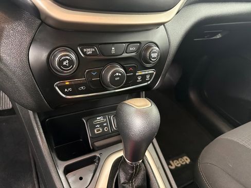 Used 2017 Jeep Cherokee Latitude FWD image 17
