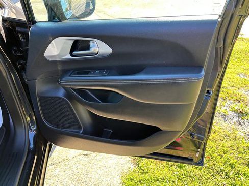 Certified 2022 Chrysler Pacifica Touring-L w/ S Appearance Package image 22