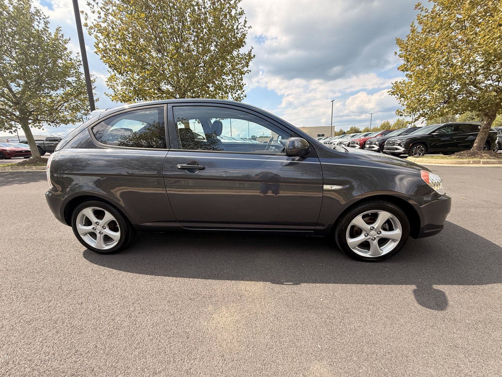 Used 2010 Hyundai Accent SE FWD image 4