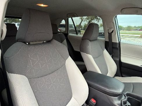 Used 2021 Toyota RAV4 XLE image 40