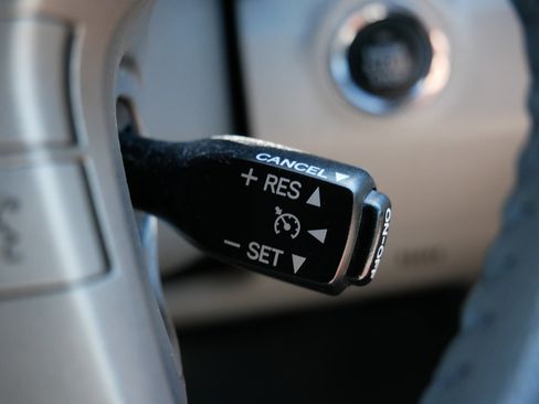 Used 2011 Toyota Camry XLE w/ SE/XLE Extra-Value Pkg image 30