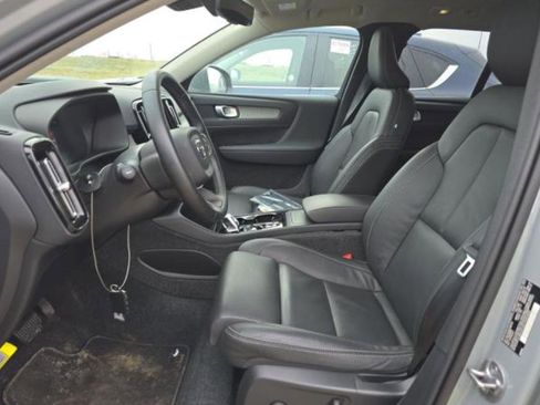 Used 2025 Volvo XC40 B5 Plus AWD/4WD image 2
