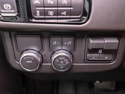 Used 2025 GMC Yukon Denali w/ Denali Reserve Package RWD image 33
