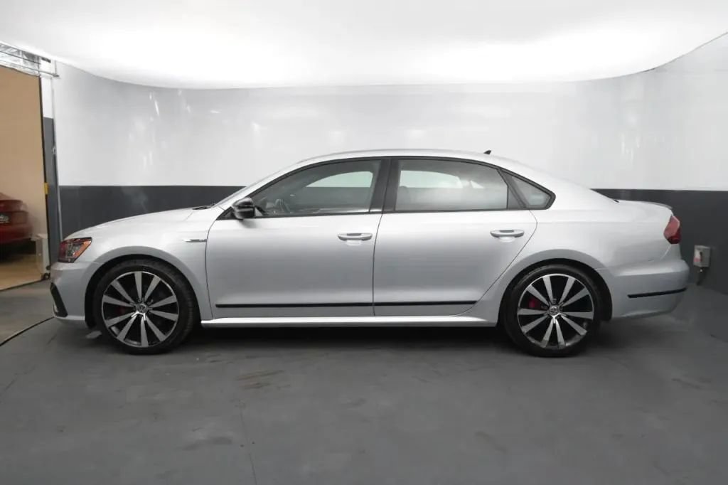 Used 2018 Volkswagen Passat GT FWD image 2