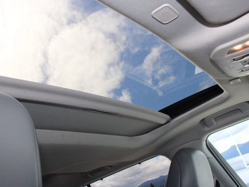 Used 2023 Toyota Highlander XLE FWD image 23