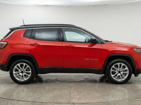 Used 2025 Jeep Compass Limited image 11