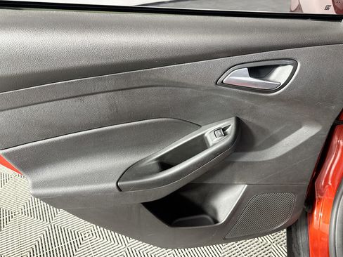 Used 2018 Ford Focus SE w/ SE Appearance Package image 24