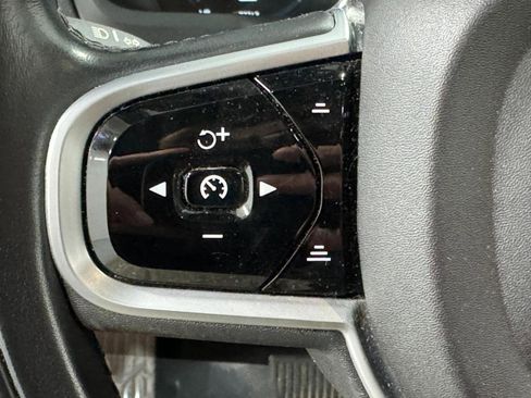 Used 2018 Volvo XC90 T6 Momentum w/ Convenience Package image 31